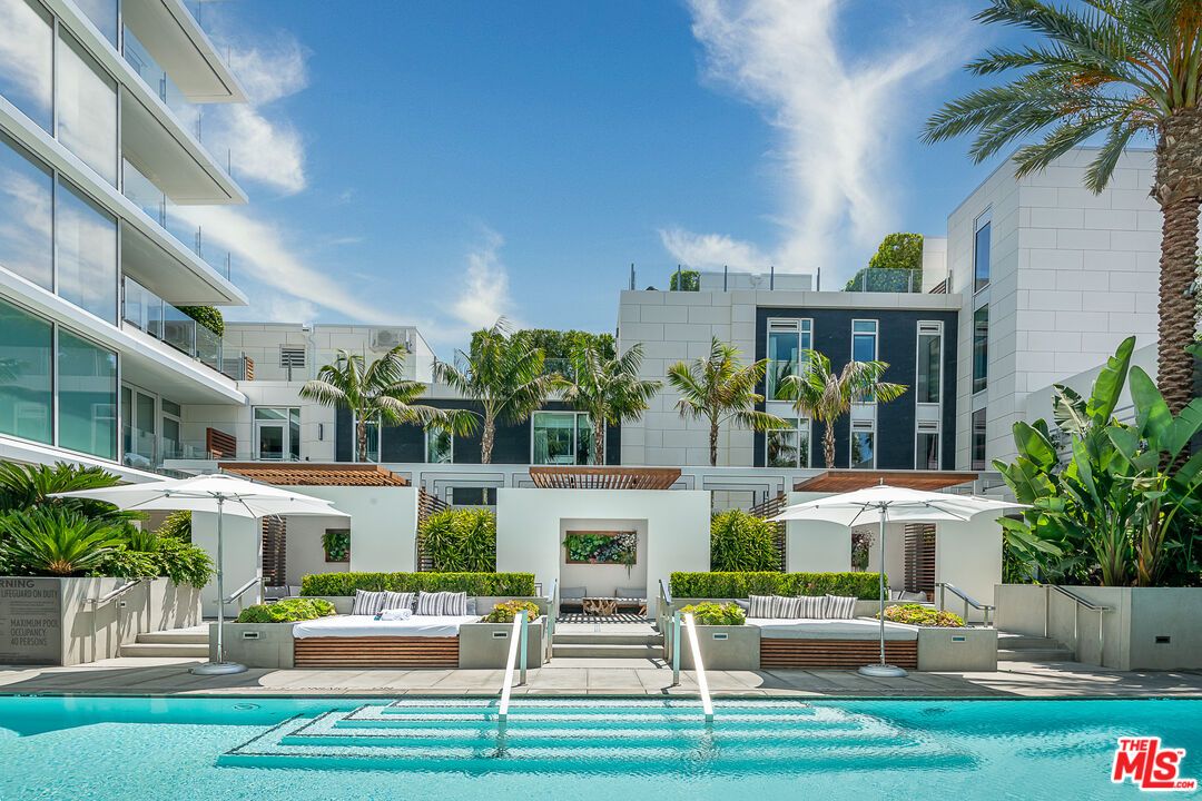 Exterior, Facade, Pool, Modern