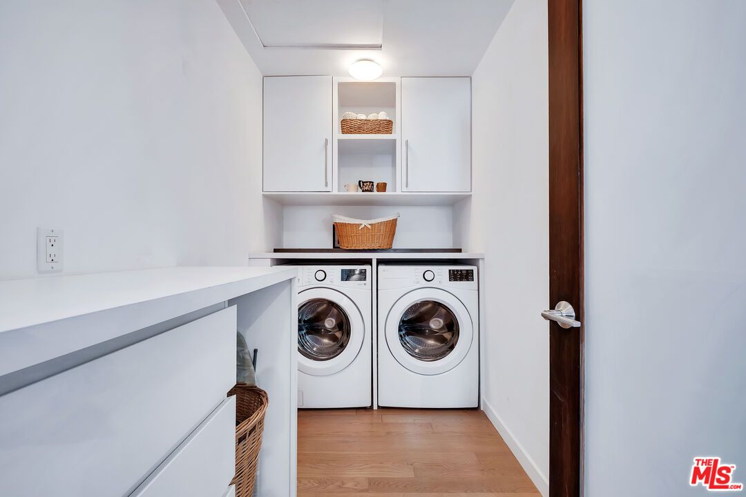 Interior, Utility Closets, Washer, Wood Texture Flooring