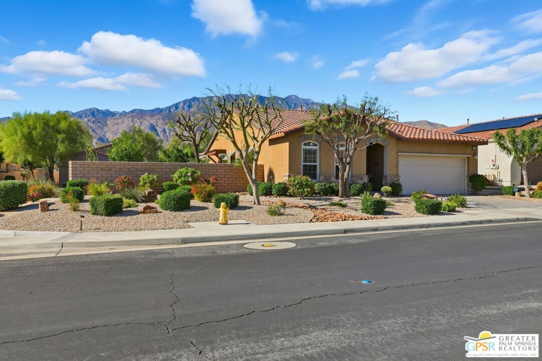 Attached, Exterior, Facade, Mediterranean