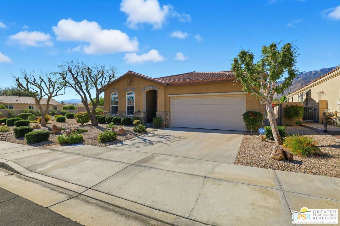 Attached, Exterior, Facade, Mediterranean