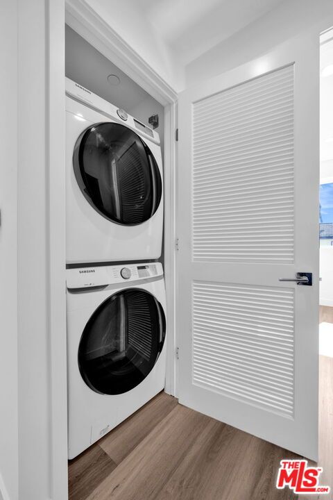 Interior, Utility Closets, Washer, Water, Wood Texture Flooring