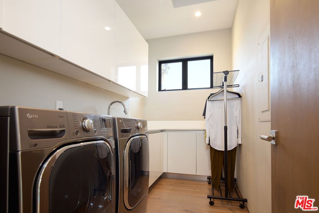 Interior, Recessed Lighting, Washer, Wood Texture Flooring