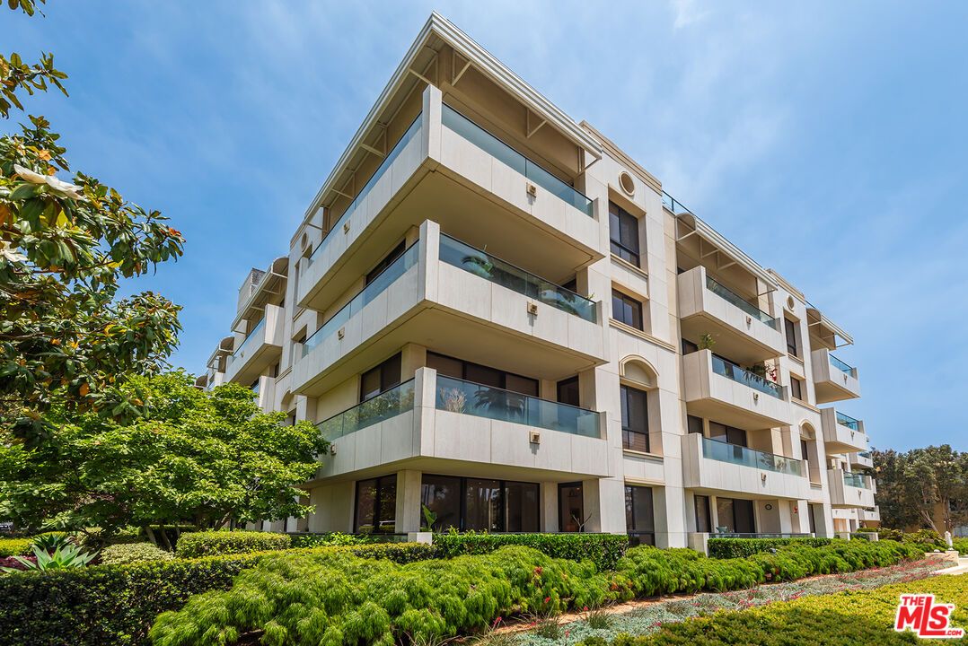 Exterior, Facade, Condo Building