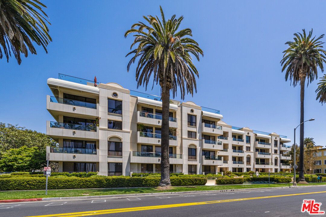 Exterior, Facade, Condo Building