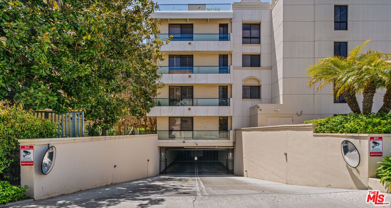Exterior, Facade, Rowhouse
