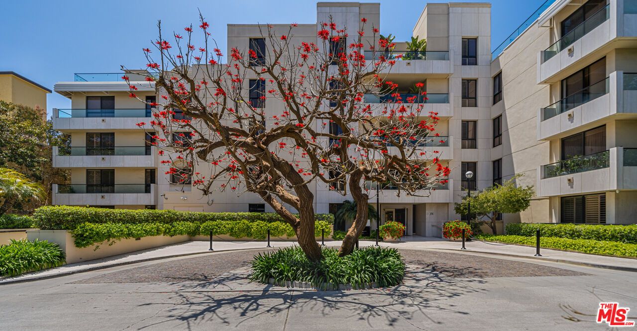 Exterior, Facade, Condo Building