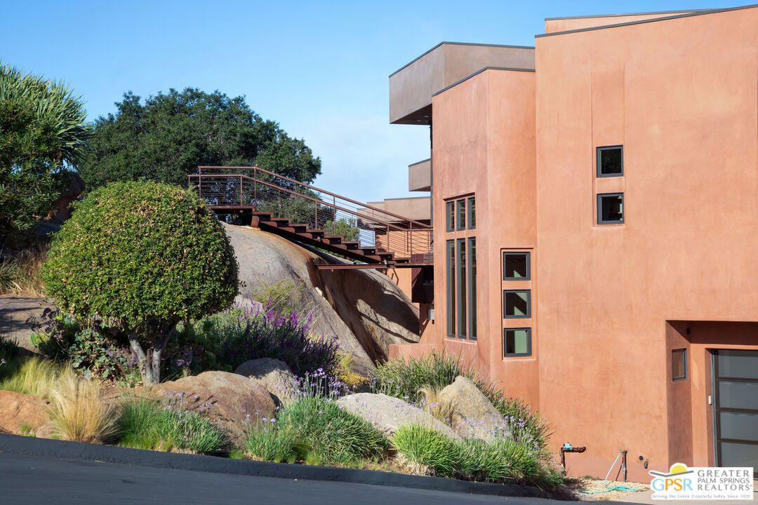 Exterior, Facade, Modern