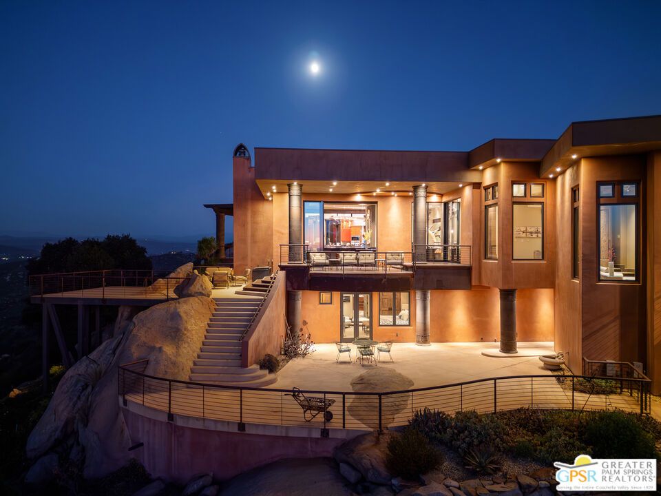 Exterior, Facade, Modern