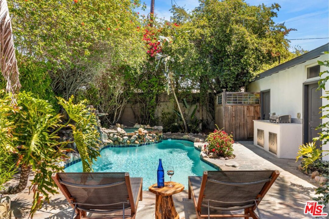 Exterior, Outdoor Kitchen, Pool