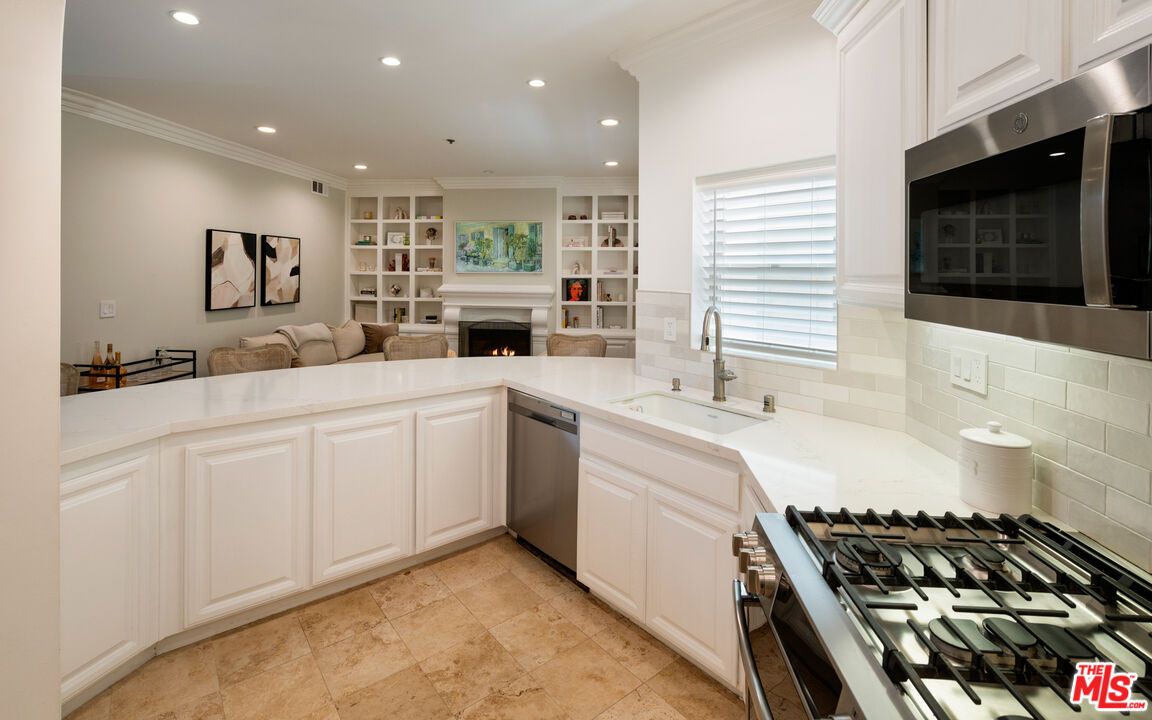 Fireplace, Interior, Kitchen, Living room, Recessed Lighting, Stainless Steel Appliances