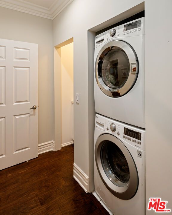 Interior, Utility Closets, Washer, Wood Texture Flooring