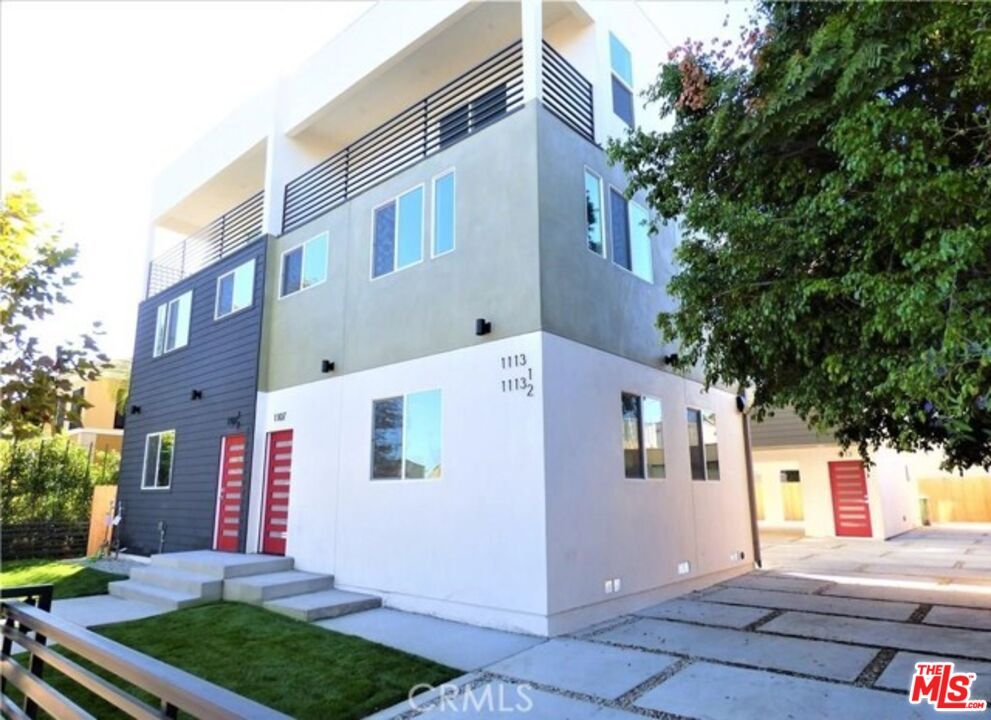 Exterior, Facade, Modern