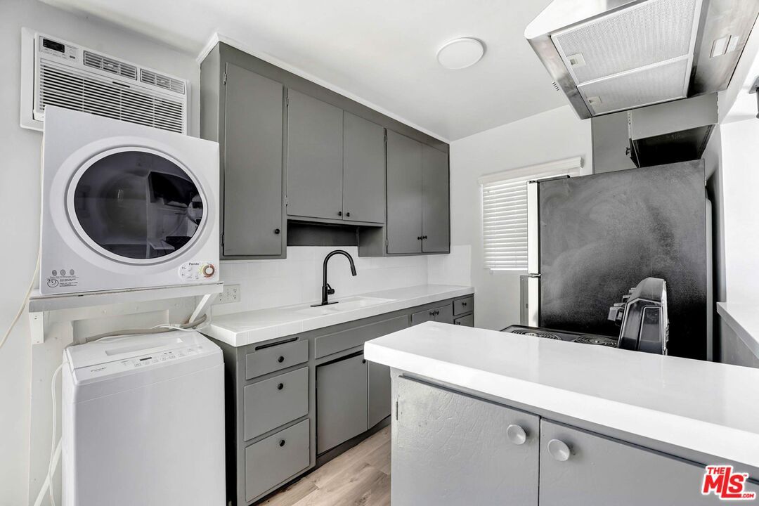 Interior, Kitchen, Washer, Wood Texture Flooring