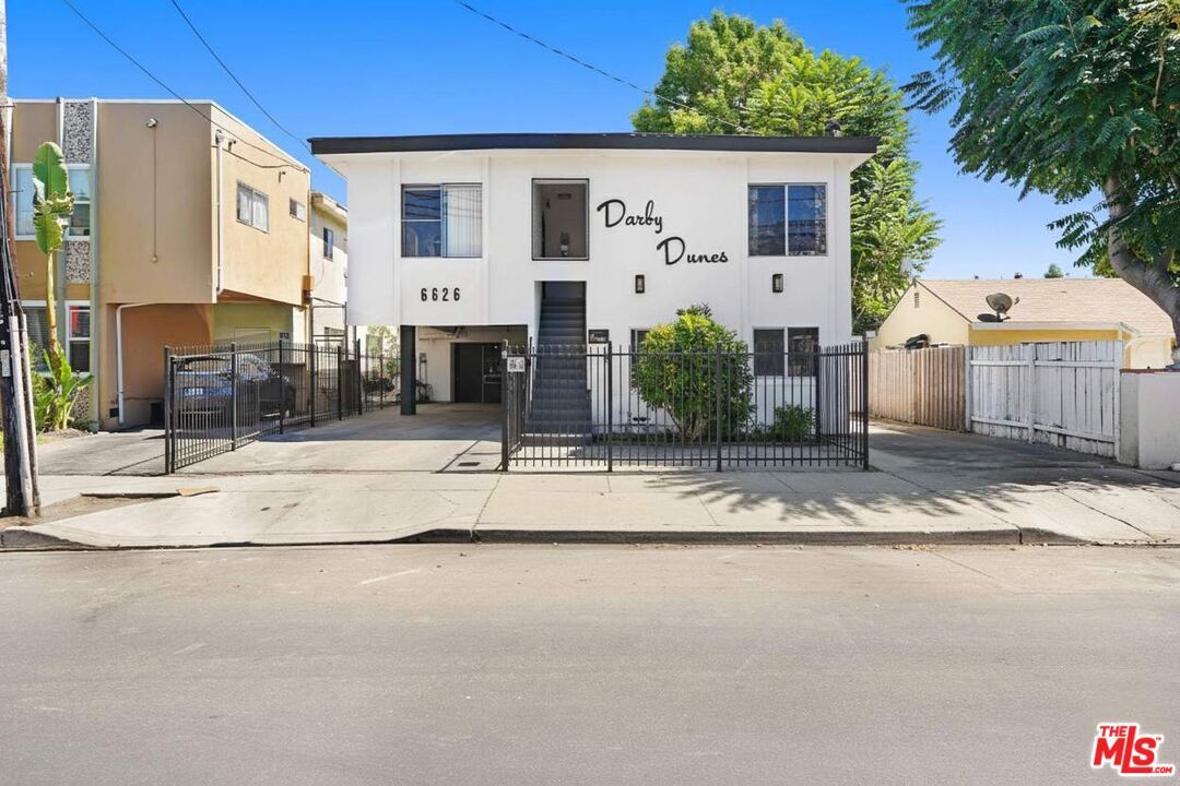 Exterior, Facade, Modern