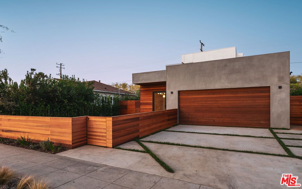 Attached, Exterior, Facade, Modern