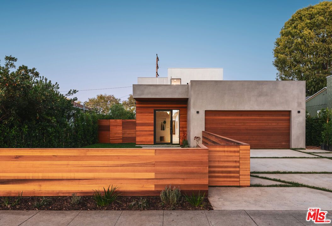 Attached, Backyard, Exterior, Facade, Modern