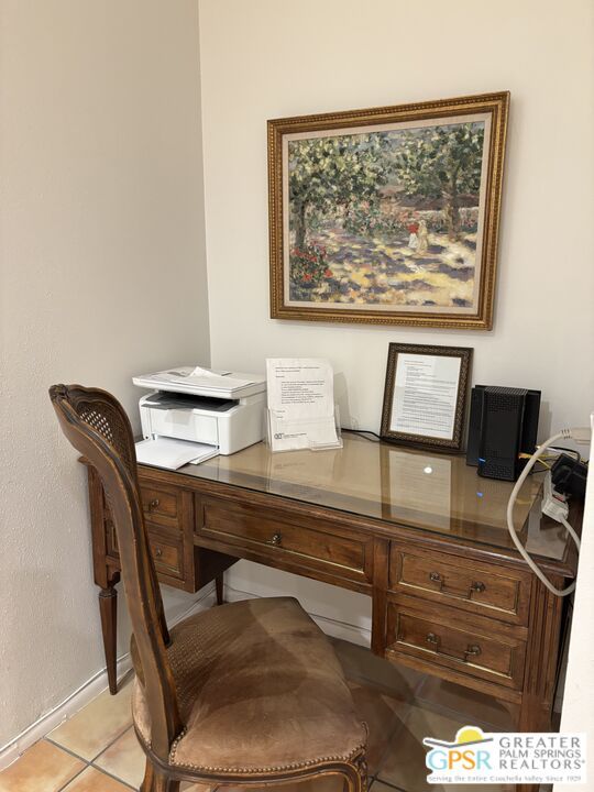 Home Office, Interior