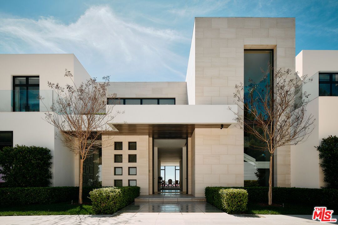 Exterior, Facade, Modern