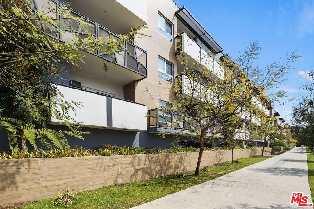 Exterior, Facade, Modern