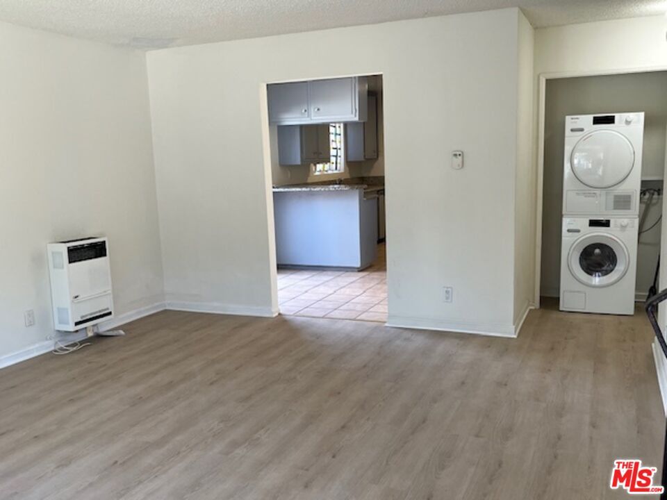 Interior, Kitchen, Utility Closets, Washer, Wood Texture Flooring