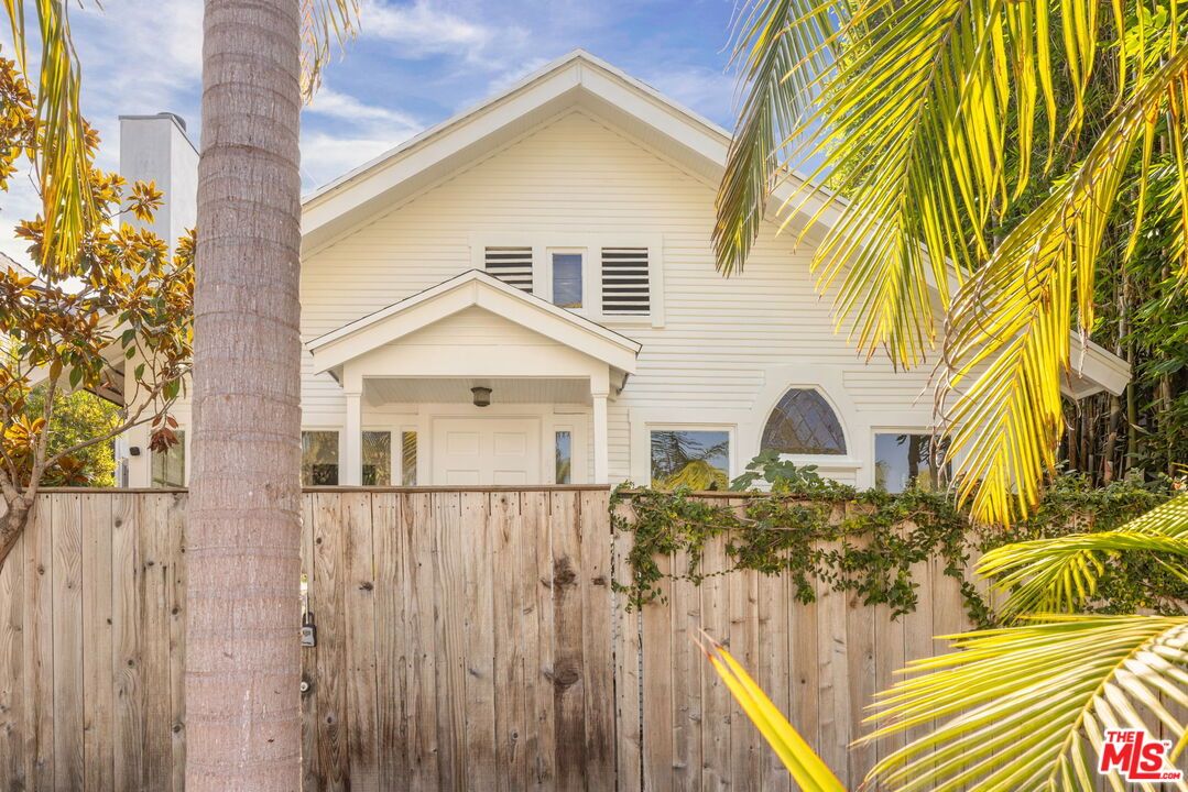 Exterior, Facade, None