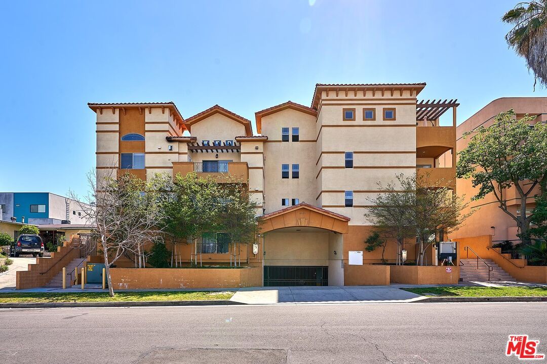 Exterior, Facade, Mediterranean