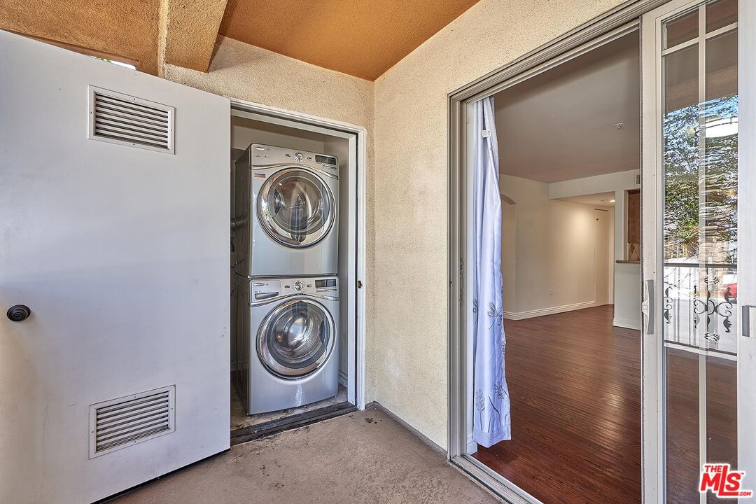 Interior, Utility Closets, Washer, Wood Texture Flooring