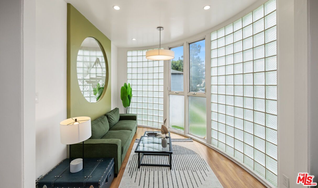 Interior, Living room, Pendant Lights, Recessed Lighting, Wood Texture Flooring
