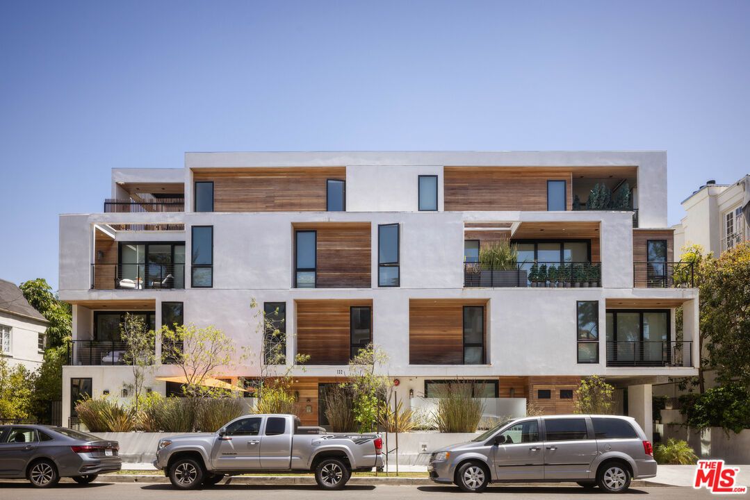 Exterior, Facade, Modern