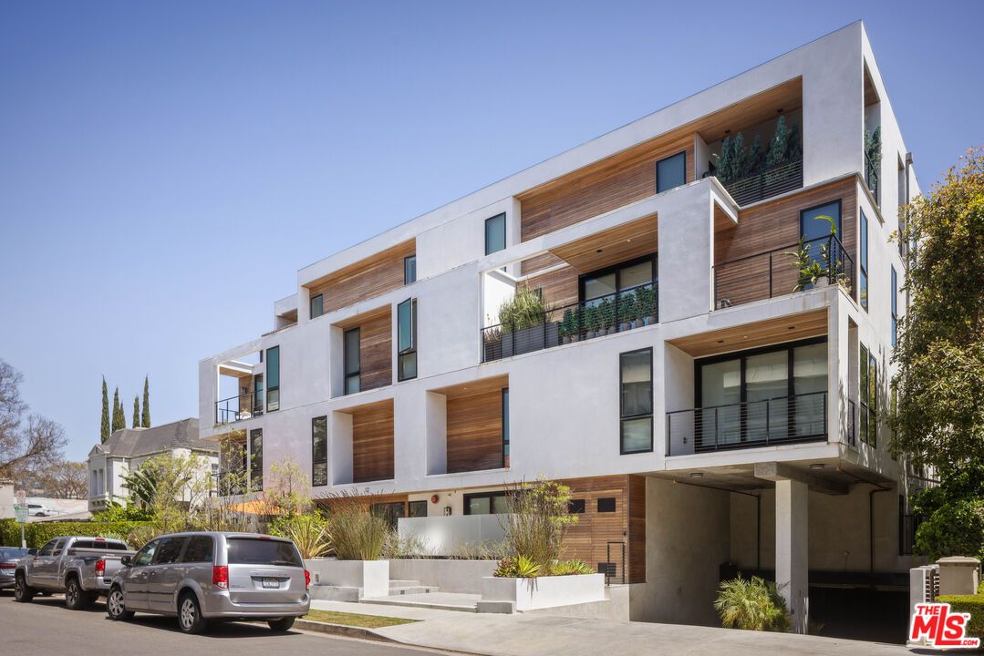 Exterior, Facade, Modern