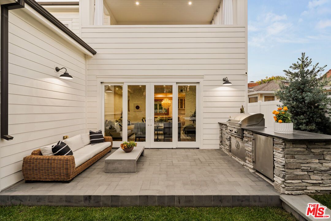 Exterior, Outdoor Kitchen