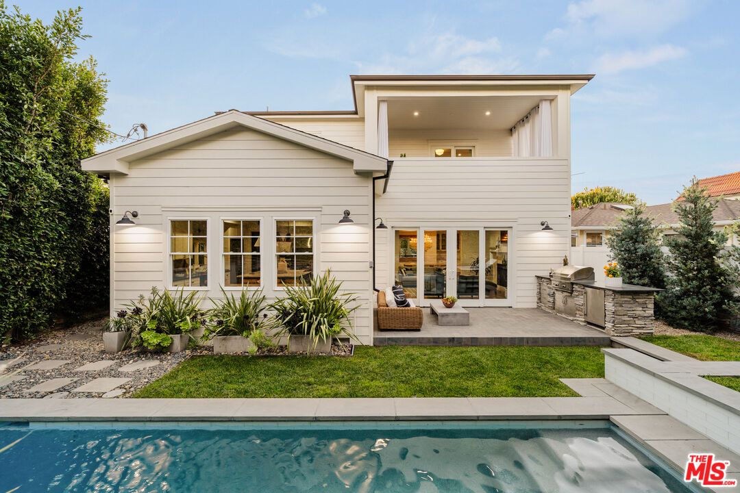 Exterior, Outdoor Kitchen, Pool