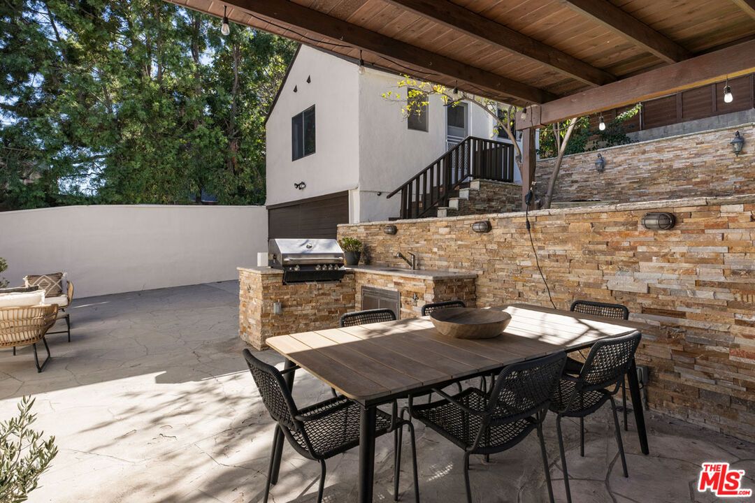 Exterior, Outdoor Kitchen