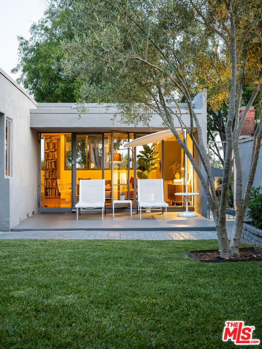 Backyard, Exterior, Facade, Modern