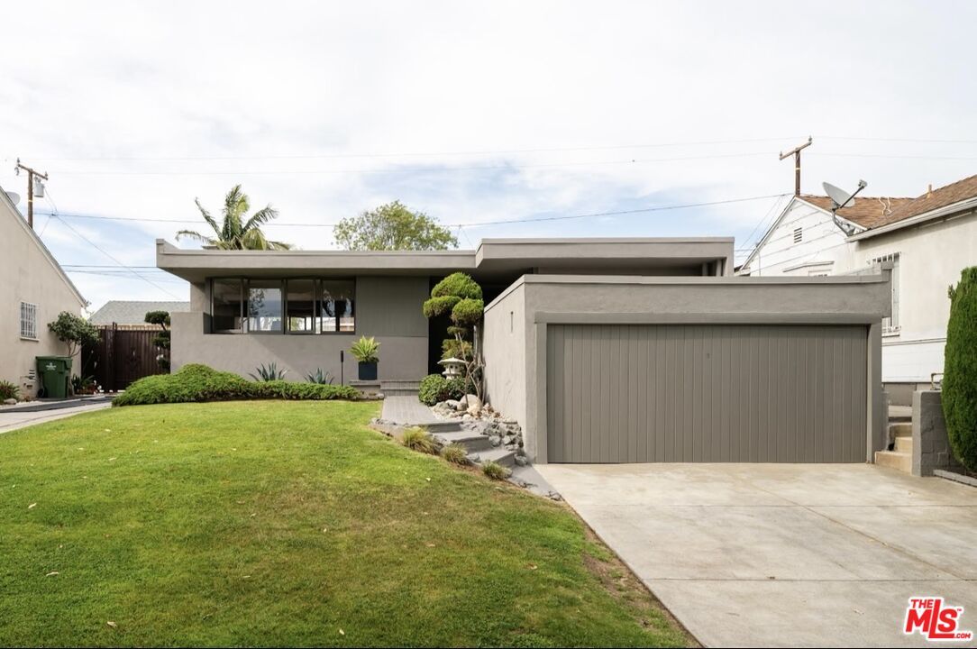 Attached, Backyard, Exterior, Facade, Modern