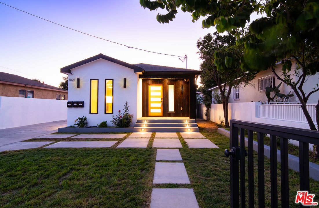 Backyard, Exterior, Facade, Modern