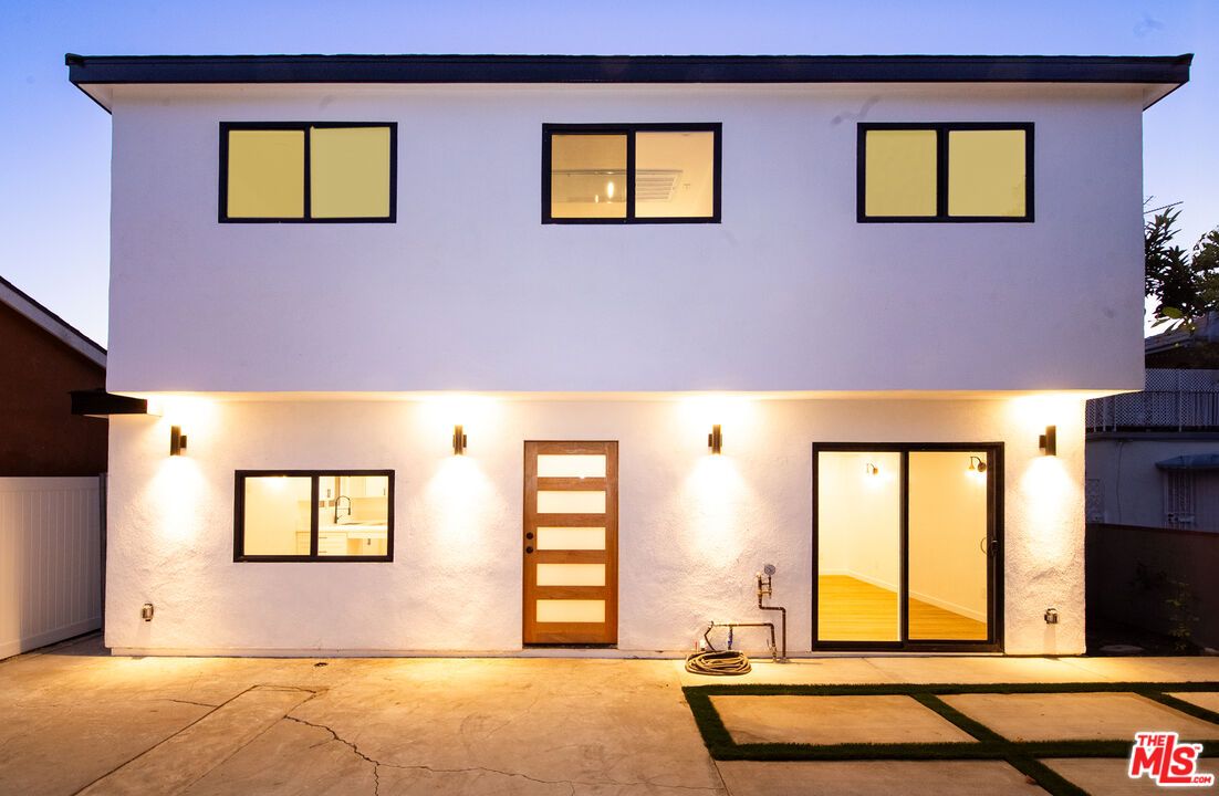 Exterior, Facade, Modern