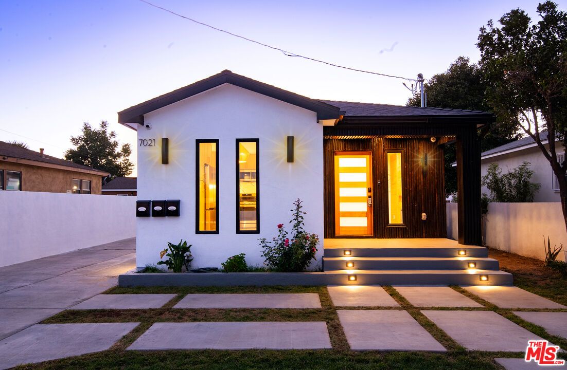 Exterior, Facade, Modern