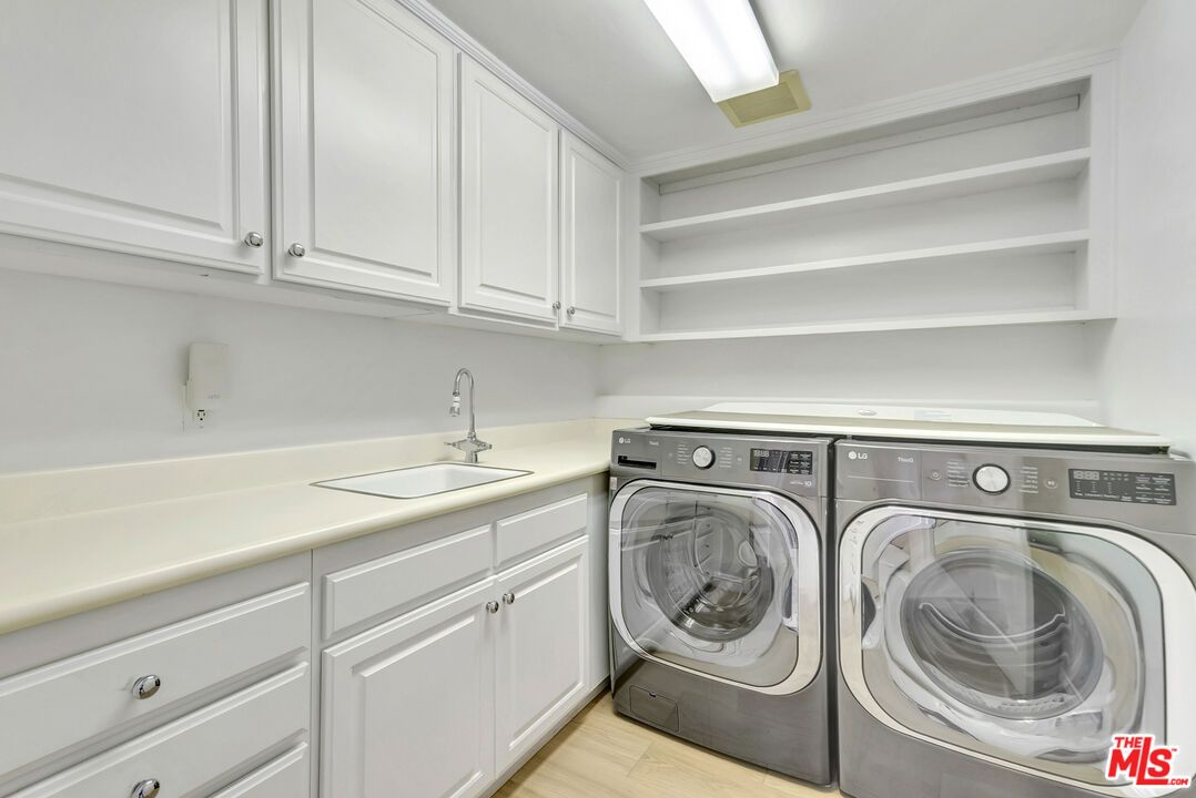 Interior, Washer, Wood Texture Flooring