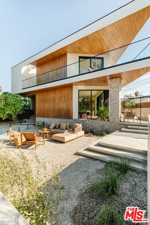 Backyard, Exterior, Facade, Modern