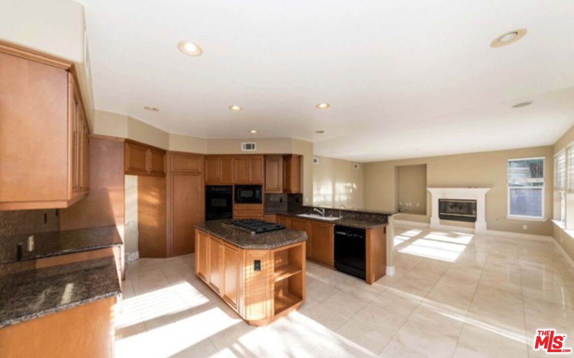 Fireplace, Interior, Kitchen, Recessed Lighting