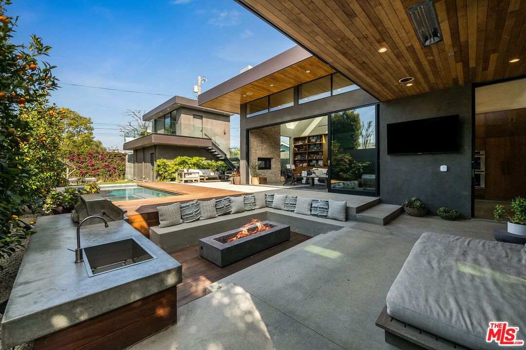 Exterior, Outdoor Kitchen, Pool