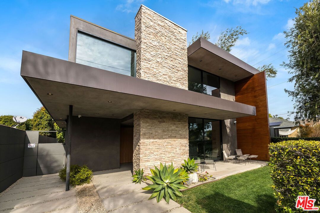 Backyard, Exterior, Facade, Modern