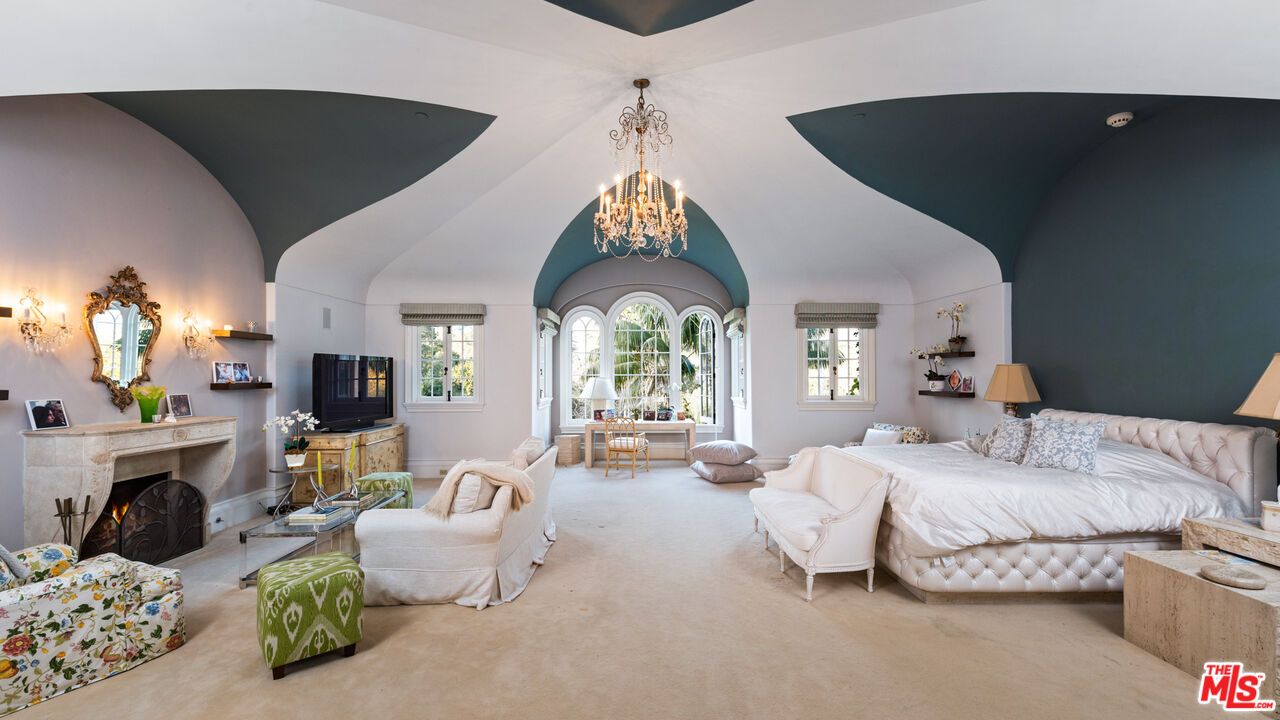 Bedroom, Chandelier, Fireplace, Interior, Pendant Lights