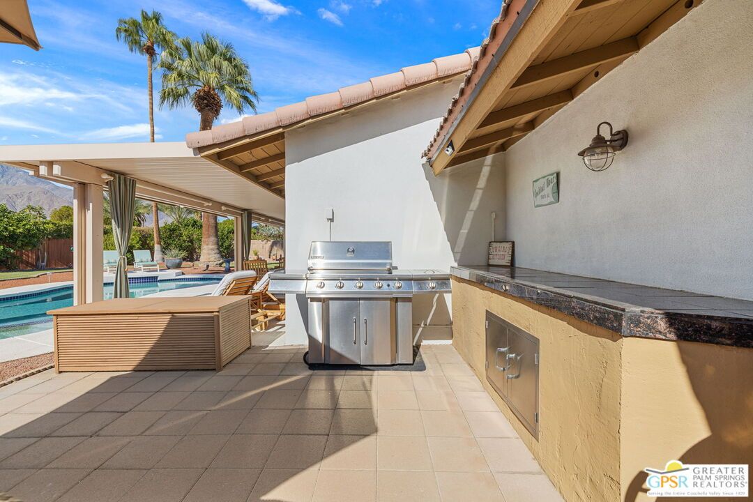 Exterior, Outdoor Kitchen, Pool