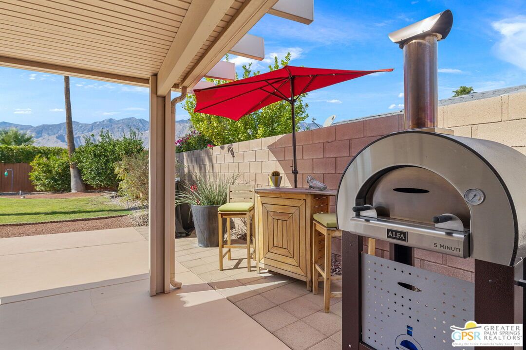 Exterior, Outdoor Kitchen