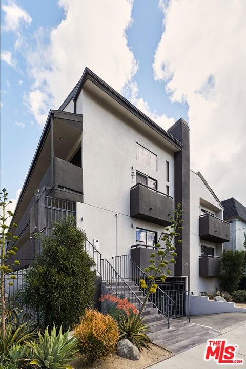 Exterior, Facade, Modern