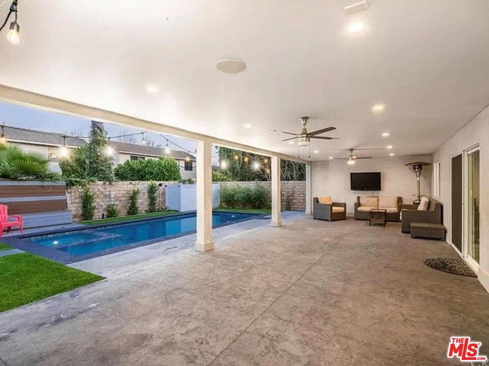 Exterior, Pool, Recessed Lighting