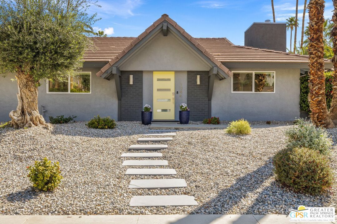 Exterior, Facade, Ranch