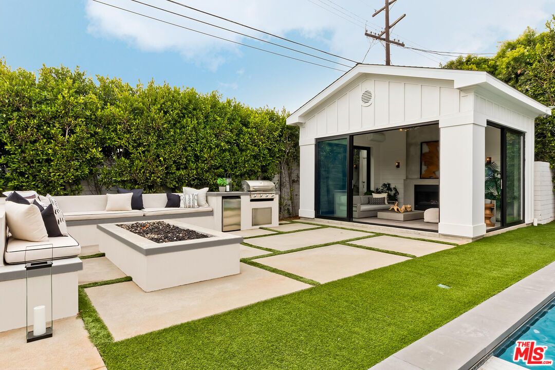 Backyard, Exterior, Outdoor Kitchen
